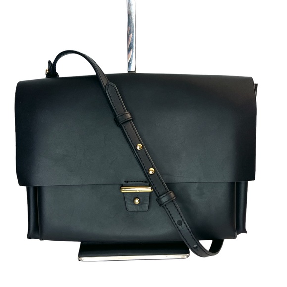 Vince Camuto Handbags - Vince Camuto Black Leather Garet Crossbody Bag